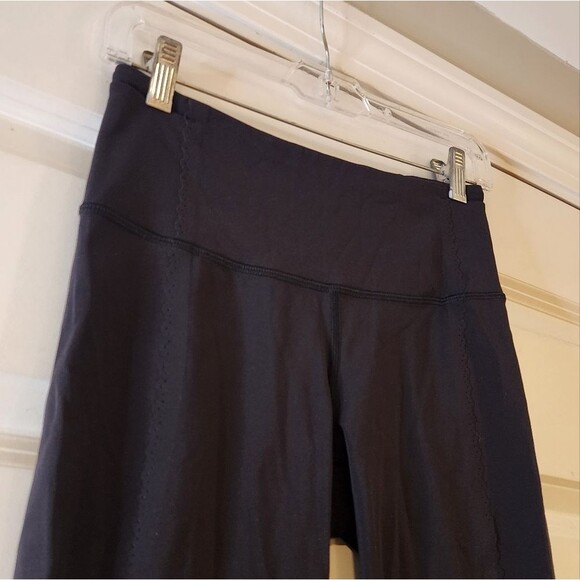 Lululemon black scalloped trim capri leggings size 4 - Picture 2 of 5
